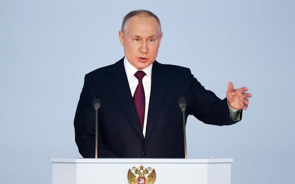21日、モスクワで連邦議会に対する年次報告演説を行うロシアのプーチン大統領（タス＝共同）