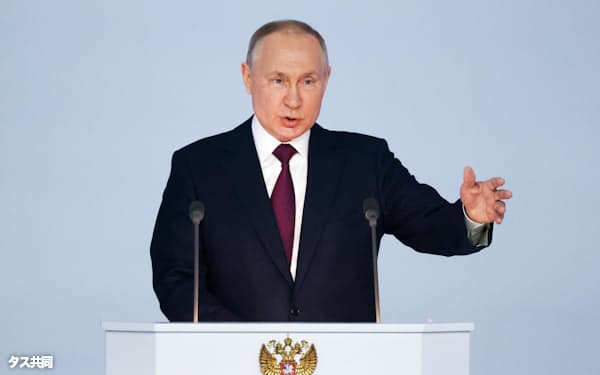 21日、モスクワで連邦議会に対する年次報告演説を行うロシアのプーチン大統領(タス=共同)