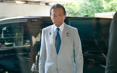 両院議員懇談会に出席するため、自民党本部に入る麻生太郎最高顧問(28日)