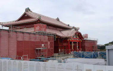 完成が近づく首里城正殿(14日、那覇市)