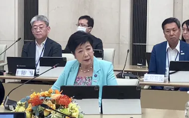 会合の冒頭で挨拶する小池知事(14日、都庁)