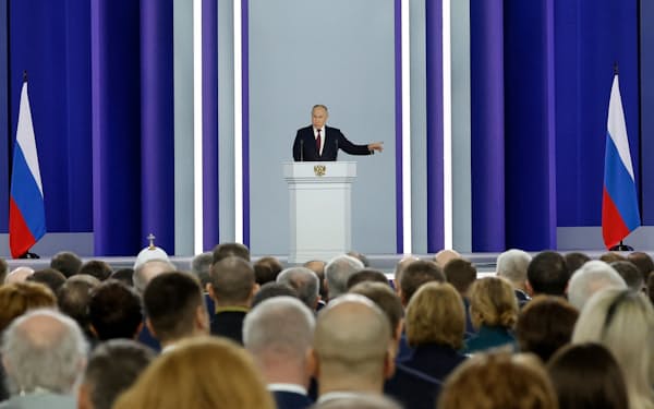 年次教書演説に臨むプーチン大統領（21日、モスクワ）＝ロイター