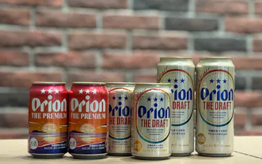 オリオンビールの主力商品「ザ・ドラフト」㊨と高価格帯の「ザ・プレミアム」(同社提供)