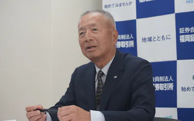 記者会見したクロスイーHDの鶴田修一取締役(14日、福岡市)