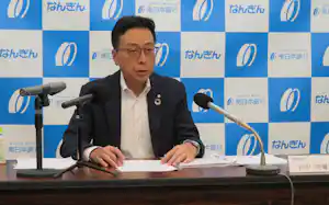 決算を発表する南日本銀行の田中暁爾頭取(14日、鹿児島市) 決算を発表する南日本銀行の田中暁爾頭取(14日、鹿児島市)