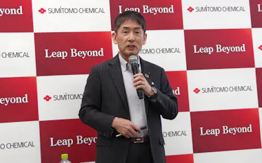 記者会見する住友化学の水戸社長(14日、東京都中央区)