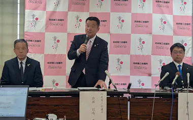 中東情勢の地域経済への影響について話す防府商工会議所の羽島秀一会頭㊥(14日、山口県防府市)