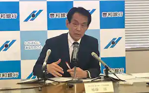 記者会見する豊和銀行の権藤頭取(14日、大分市) 記者会見する豊和銀行の権藤頭取(14日、大分市)