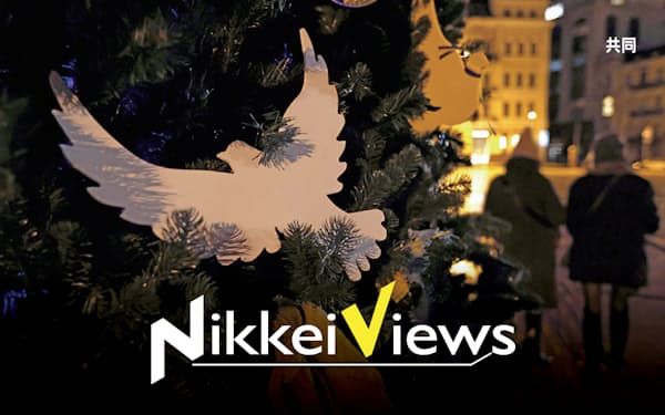 平和の象徴である白いハトがクリスマスツリーに飾られた（１月、ウクライナの首都キーウ）＝共同