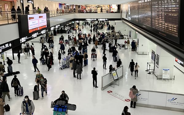 外国人旅客者らでにぎわう成田空港の国際線到着ロビー（1月）