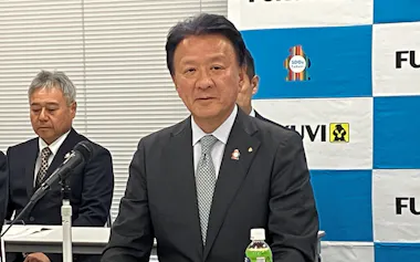 記者会見するフクビ化学工業の森克則社長(14日、福井市)