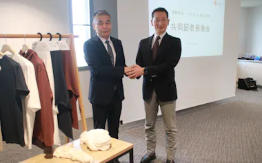 新繊維「SORAITO」を軸に戦略的パートナーシップを結んだ(浅野撚糸の浅野雅己社長㊧とスタイレム瀧定大阪の瀧隆太社長、14日、福島県双葉町)