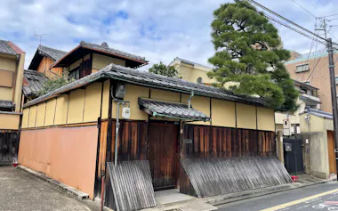 藤野家住宅は通りに面して高い塀を構える「大塀造(だいべいづくり)」の京町家の秀作として知られる(23日、京都市)