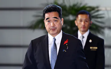 国家公安委員長に決まり、首相官邸に入る坂井学氏(1日)