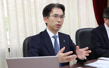 記者会見をする中原賢治社長(14日、福岡市)