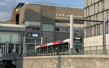 JR広島駅に乗り入れる広島電鉄の路面電車(3月)