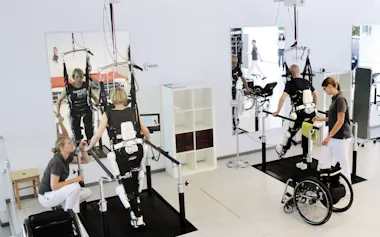 医療用装着型ロボットHALは海外でも医療機器として承認され、利用が広がっている=サイバーダイン提供