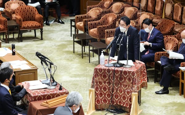 衆院予算委で答弁する岸田首相（22日午前）