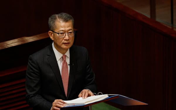 22日、香港の立法会で2023年度予算案を説明する陳茂波・財政官＝ロイター