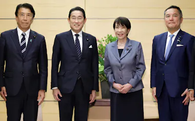 AZEC議員連盟の岸田最高顧問(中央左)らの表敬を受ける高市首相(14日、首相官邸)