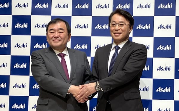 3月にアサヒビール社長に就任する松山専務（右）と塩沢社長（22日）