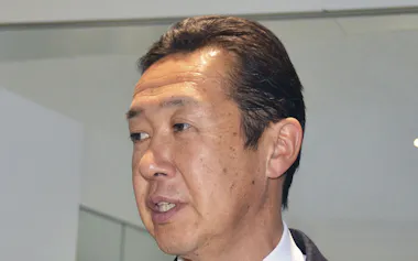羽田空港で取材に答える黄川田男女共同参画相(14日午後)=共同