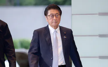 首相官邸に入る自民党の松山参院議員会長㊨(21日)