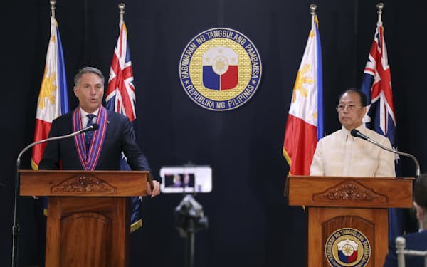 会談したフィリピンのガルベス国防相㊨と豪州のマールズ副首相兼国防相（22日、マニラ近郊）＝フィリピン国防省提供・ＡＰ