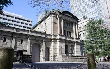 インフレ定着を見据え株式への資金流入の構図が続きそう(写真は日銀本店)