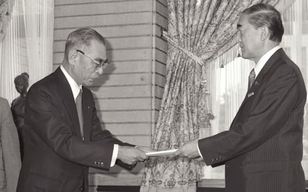 中曽根首相（右）に分割民営化最終答申を提出する亀井正夫国鉄再建監理委員長（1985年）