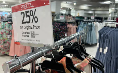 百貨店の衣類売り場に立つセールの値札(5月、ニューヨーク州)