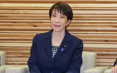 閣議に臨む高市首相(15日午前、首相官邸)