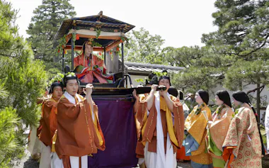 葵祭のヒロイン「斎王代」は色鮮やかな平安装束姿(15日午前、京都市)=共同