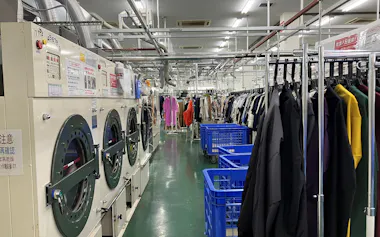 デジタルとひも付けたタグを使って洗濯や乾燥などの工程ごとに衣服を管理する