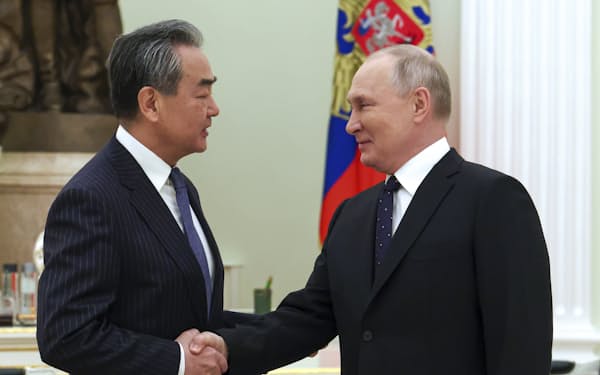 訪ロした中国・王毅氏はロシアのプーチン大統領㊨と会談した(22日、モスクワ）＝ＡＰ