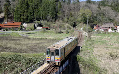 広島県庄原市を走行するJR芸備線の車両=共同