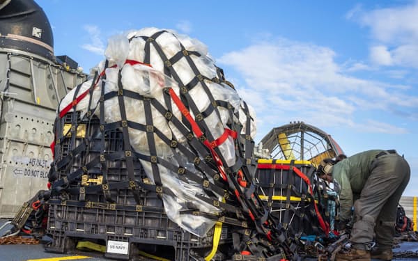 10日、水兵が輸送の準備をする中国の偵察気球の残骸＝米バージニア州バージニアビーチ（米海軍提供・共同）
