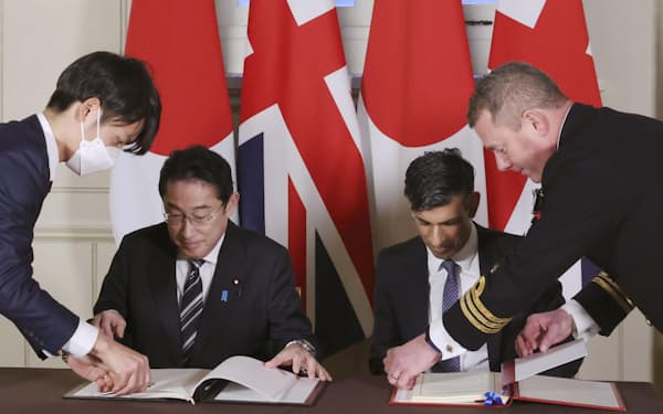 「円滑化協定」の署名式に臨む岸田首相（左）とスナク英首相（1月、ロンドン）＝代表撮影・共同