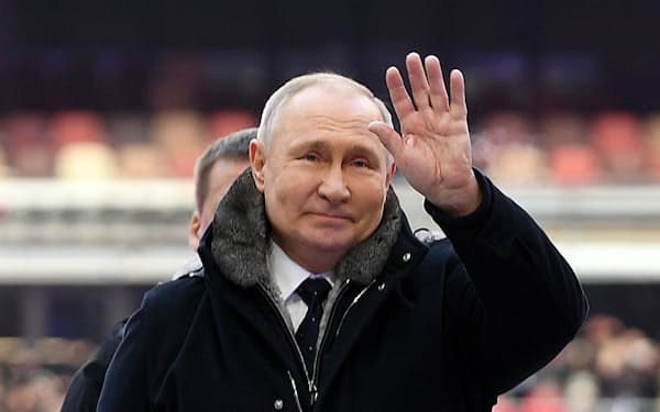 「祖国防衛者の日」に合わせたイベントに出席したプーチン大統領（22日、モスクワ）＝ロイター