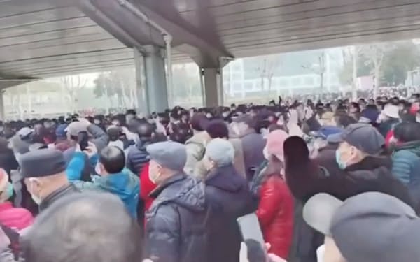 湖北省武漢市で医療保険改革に抗議する高齢者ら（2月）＝ロイター