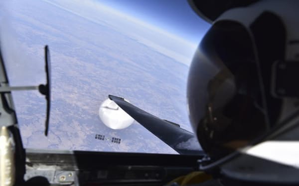米国防総省は米本土上空で米軍が3日に撮影した中国の偵察気球の写真を公開した＝米国防総省提供 