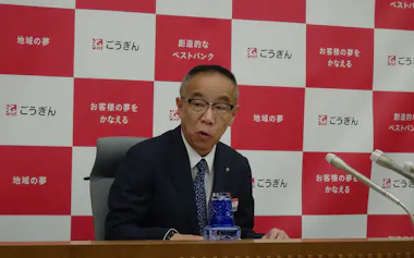 決算内容を説明する山陰合同銀行の吉川浩頭取(15日、松江市)