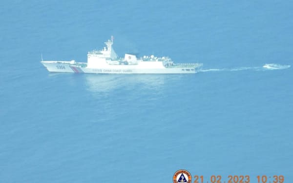 南シナ海を航行する中国船（21日、南沙諸島周辺）＝フィリピン沿岸警備隊提供