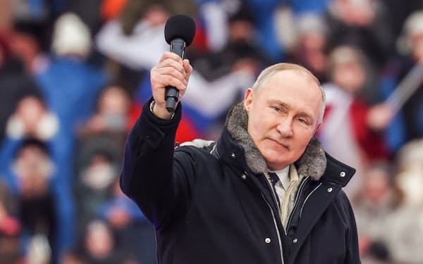 22日、モスクワのルジニキ競技場で行われた大規模集会に参加したロシアのプーチン大統領（タス=共同）