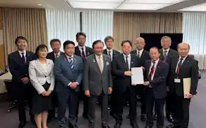 林総務相に要望書を手渡す内野市長と黒岩知事ら(15日、東京都千代田区) 林総務相に要望書を手渡す内野市長と黒岩知事ら(15日、東京都千代田区)