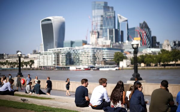 テムズ川の対岸にみえるロンドンの金融街（2021年7月）=ロイター
