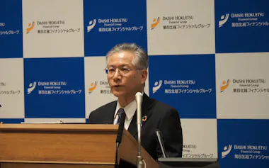 決算について発表する第四北越FGの殖栗道郎社長(15日、新潟市)