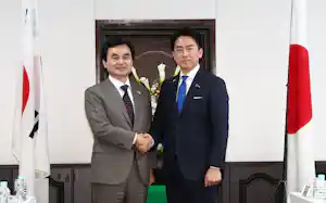 日韓防衛相会談を前に握手する小泉進次郎防衛相(右)と韓国の安圭伯国防相(30日、神奈川県横須賀市の海上自衛隊横須賀基地)=代表撮影 日韓防衛相会談を前に握手する小泉進次郎防衛相(右)と韓国の安圭伯国防相(30日、神奈川県横須賀市の海上自衛隊横須賀基地)=代表撮影