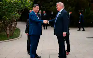 首脳会談を通じてトランプ氏㊨と習氏は米中関係の「安定」を強調した(15日、北京)=AP 首脳会談を通じてトランプ氏㊨と習氏は米中関係の「安定」を強調した(15日、北京)=AP