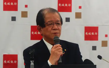 記者会見をする愛媛銀の西川頭取(15日、松山市)